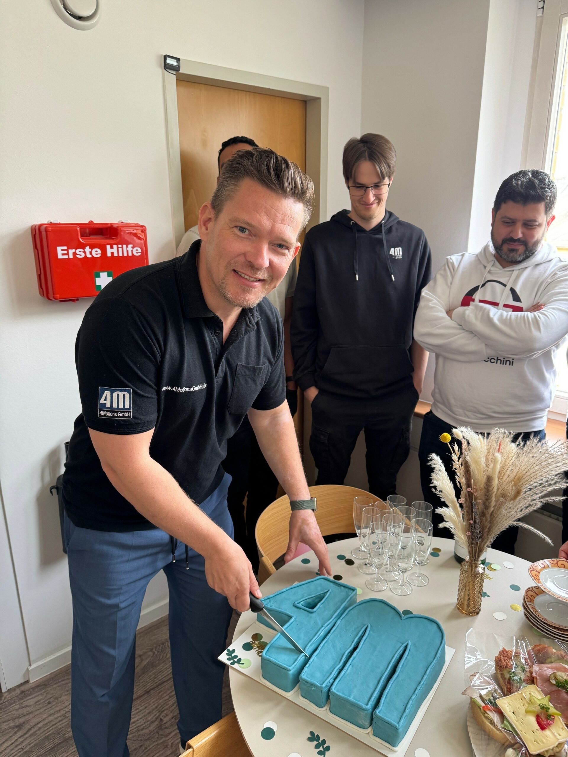 Der Geschäftsführer schneidet die Torte an!