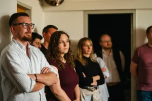 4M-Mitarbeiter beim monatlich stattfindenden Allhands