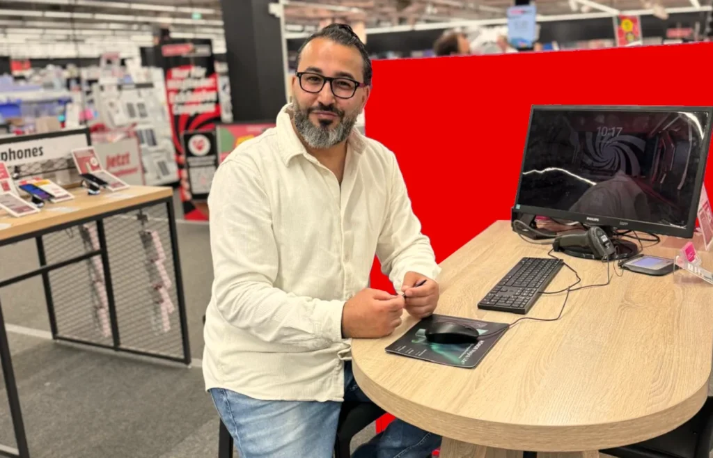 Sales Promoter im Gespräch mit Kundin