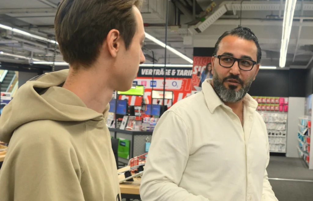 Sales Promoter im Beratungsgespräch