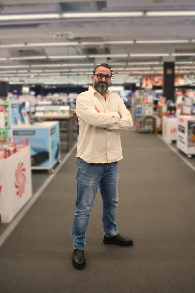 Selbstbewusster Sales Promoter im Mediamarkt