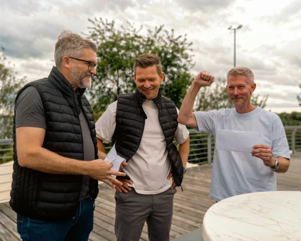 4M-Kollegen in Winner-Pose